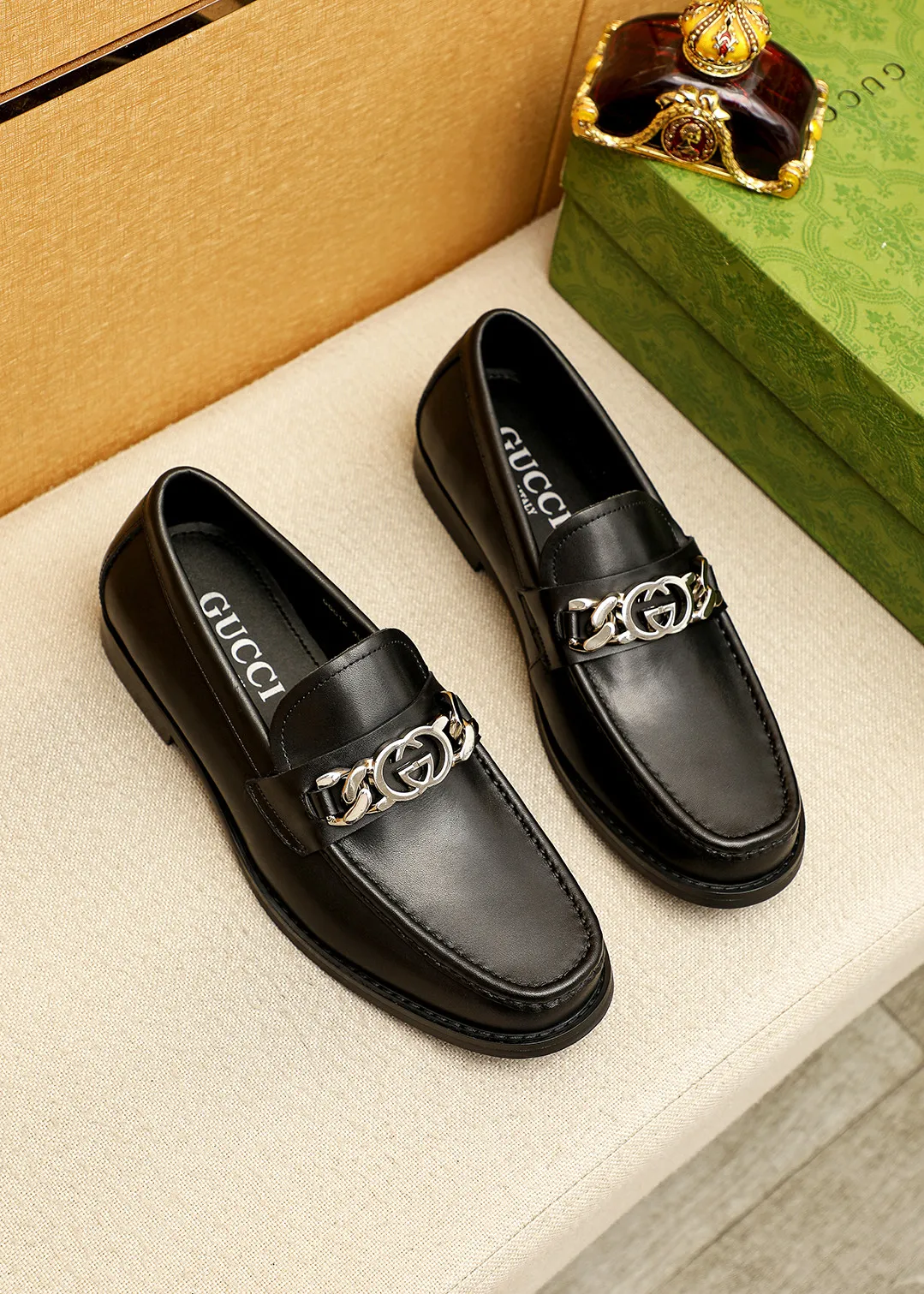 Men's shoes 💰480 💐 Product trademark: GUCCI "Gucci" casual leather shoes Regular size: 38-44 (45.46🉑️customized) Product materials: Selected imported first-layer calfskin embossed upper + luxury hardware buckle, imported water-dyed cowhide leather lining. Strong three-dimensional visual effect, original outsole color: 2 colors available